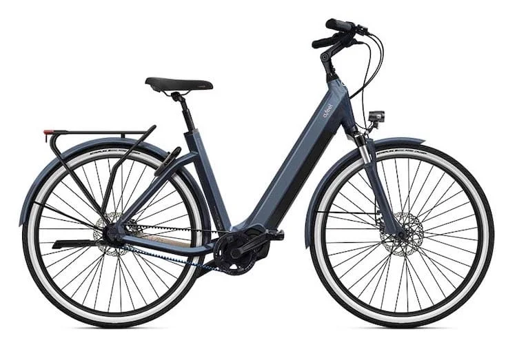 Display of O2feel iSwan City Boost 7.1 ebike with white background