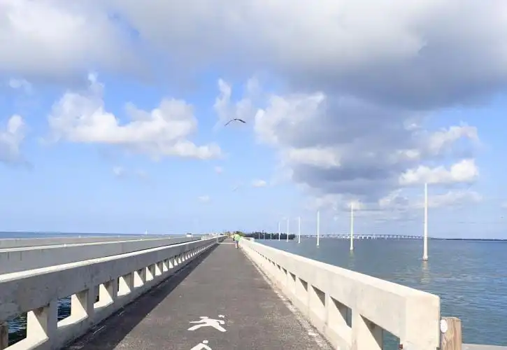Piste cyclable en Floride au-dessus de la mer