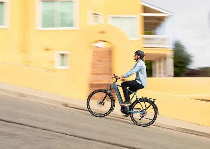 Monter une pente avec vélo électrique Gazelle Ultimate T10 2023
