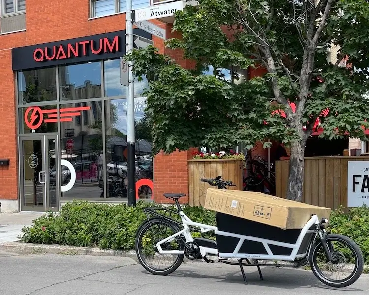 Vélo cargo stationné devant le magasin de vélos électriques Quantum eBikes