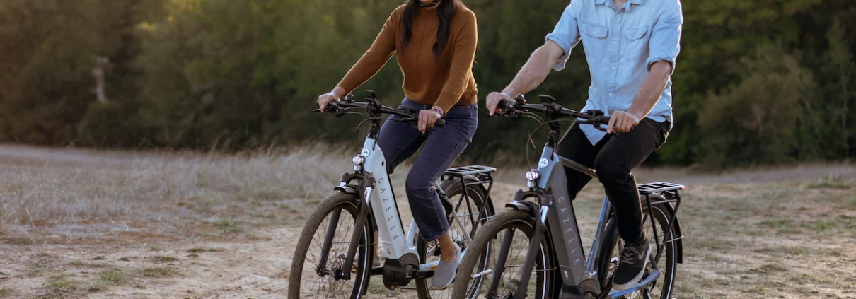 Jeune Femme et Homme à Vélo Électrique Gazelle