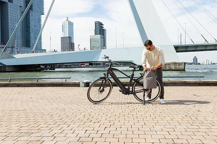 A man in town with the O2feel iSwan City Boost 8.1 ebike