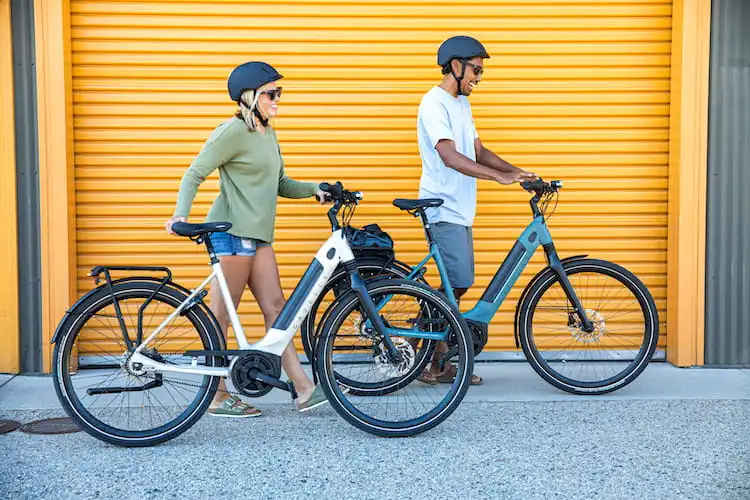 Femme et Homme à bicyclette électrique Gazelle Ultimate C8