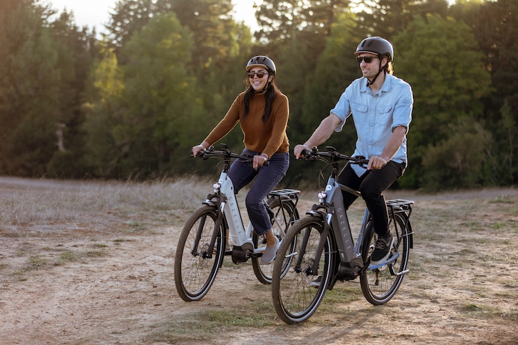 Promenade à la campagne avec bicyclette électrique Gazelle Ultimate T10 2023