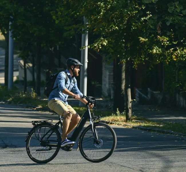 Un homme se déplace avec un vélo à assistance électrique Gepida