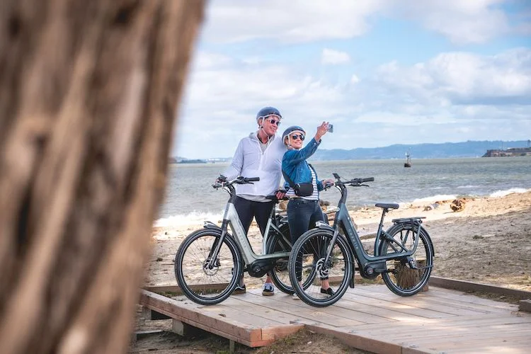 selfie-Femme et Homme en photo près d'un lac avec vélo électrique Gazelle Avignon C380